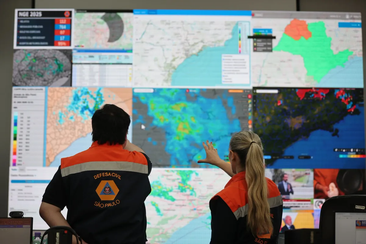Defesa Civil de SP emite 34 alertas para tempestades e risco de incêndio no estado