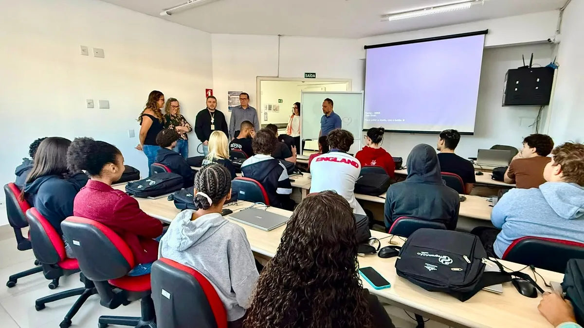 Jovens de Jundiaí recebem capacitação em Python e pilotagem de drones