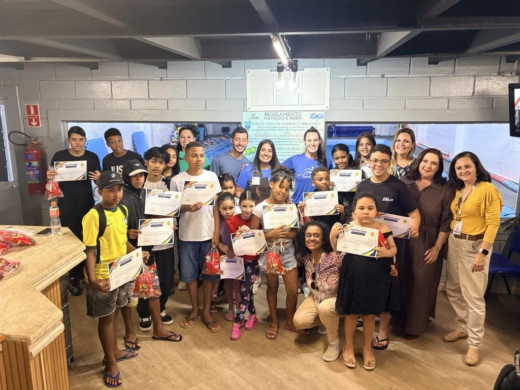CRAS Monte Serrat encerra curso de natação para crianças e adolescentes