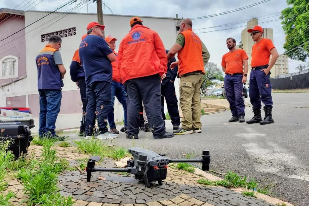 Defesa Civil de Itatiba passa por treinamento para uso de drones em áreas de risco