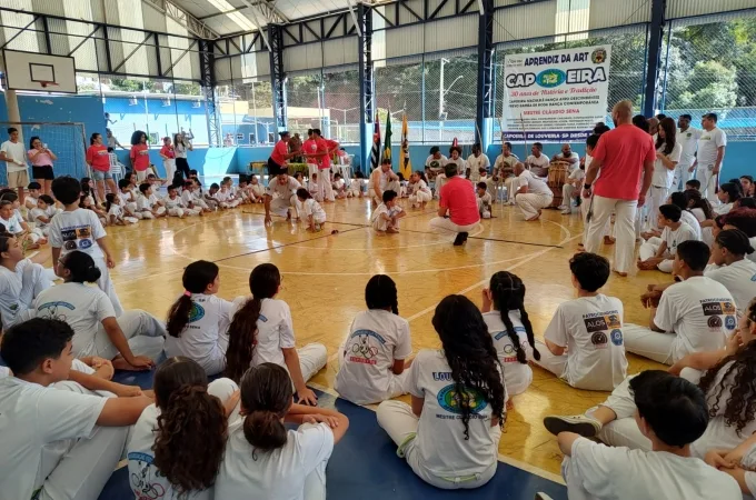Louveira realiza batizado e troca de cordões para mais de 100 alunos de capoeira