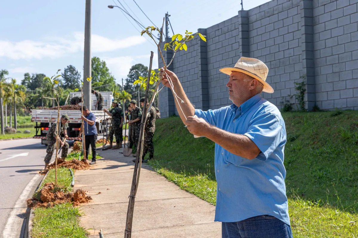 Jundiaí planta mais de 100 novas árvores no bairro Jardim Samambaia