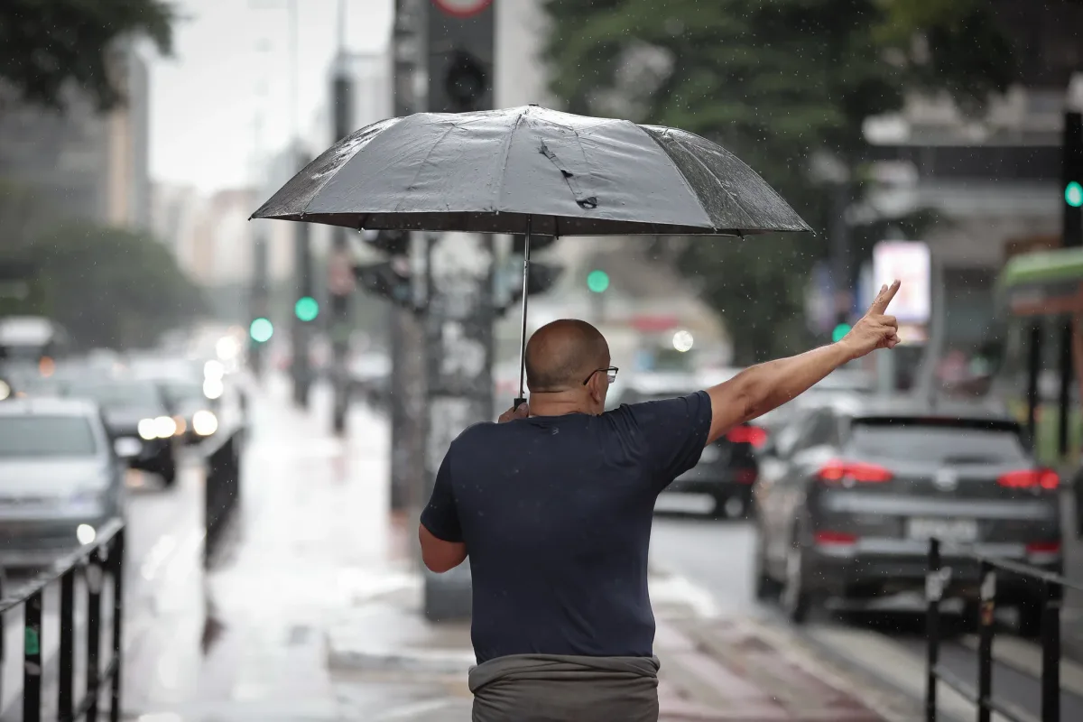 Frente fria provoca chuvas isoladas e ventos em São Paulo nesta sexta (21)