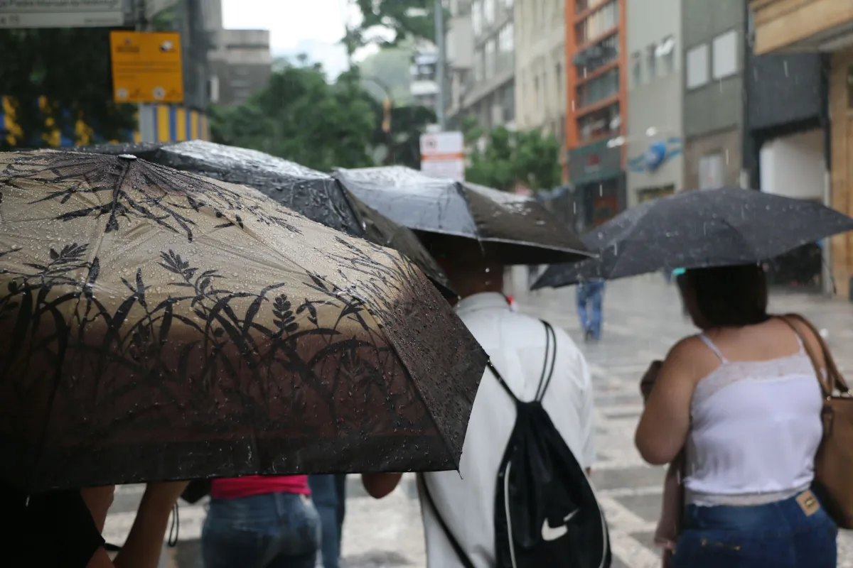 Defesa Civil de SP emite alerta amarelo para chuvas no fim de semana do feriado