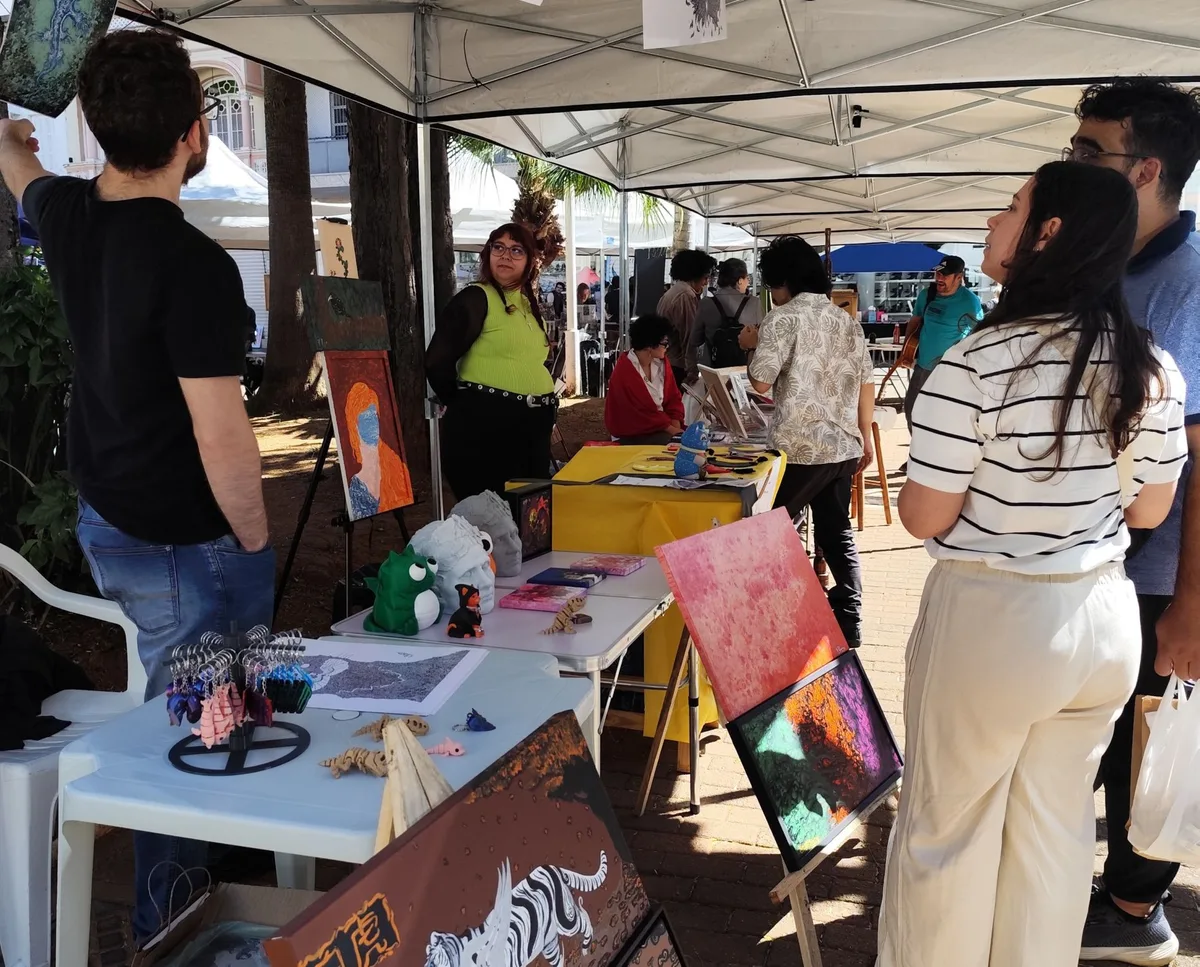 Feira de Artes e Antiguidades movimenta Praça Governador Pedro de Toledo em Jundiaí