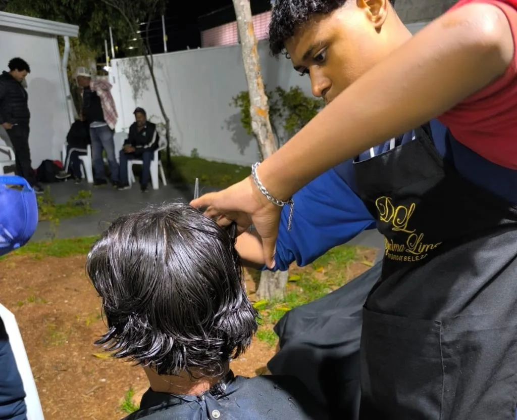 Ação voluntária oferece cortes de cabelo a pessoas em situação de rua