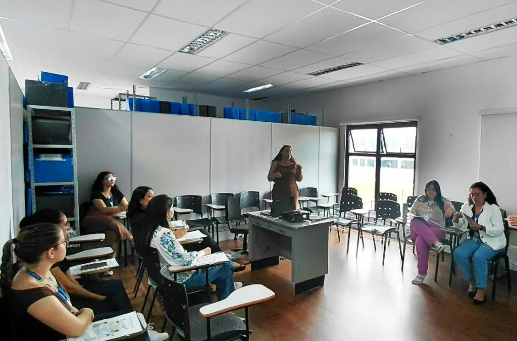 Estagiários do Programa Criança Feliz passam por capacitação sobre desenvolvimento infantil