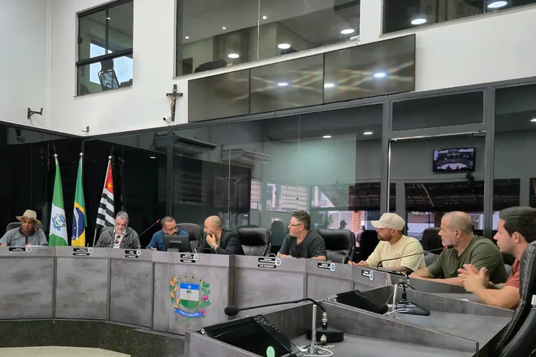 Sabesp é cobrada por falta de água e pavimentação em reunião com vereadores de Jarinu