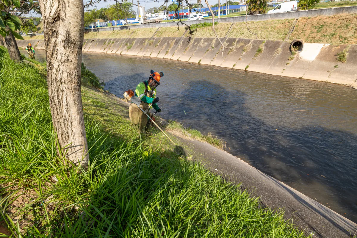 Jundiaí intensifica limpeza e roçagem nas margens do Rio Jundiaí