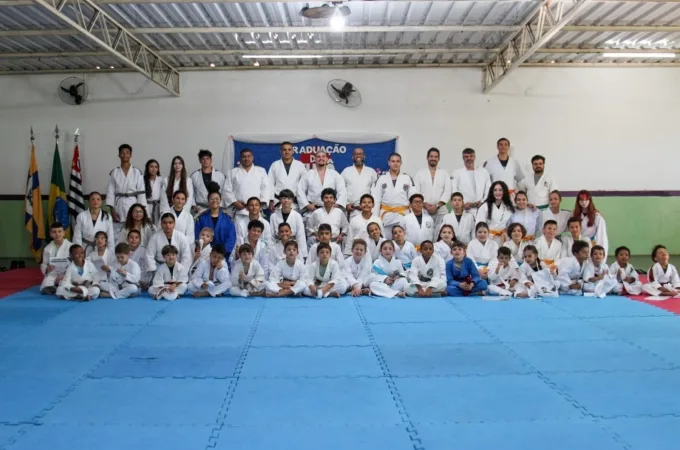 50 judocas do Projeto Esporte Para Todos recebem nova graduação em Louveira
