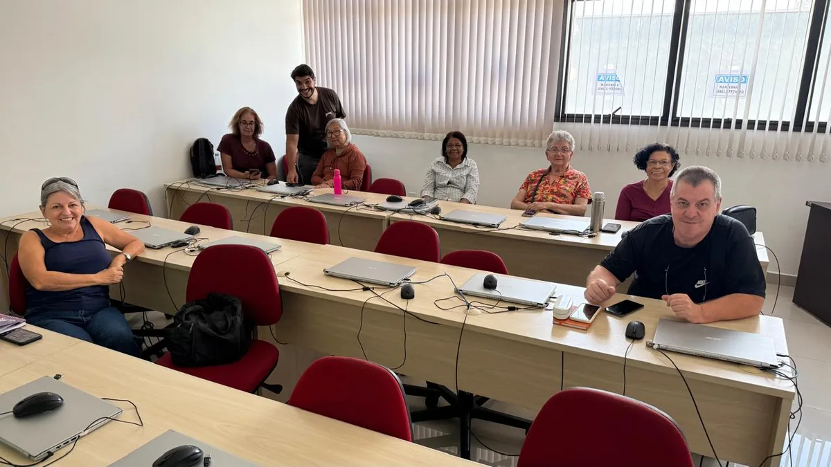 Curso de inclusão digital capacita idosos para uso seguro de tecnologia em Jundiaí