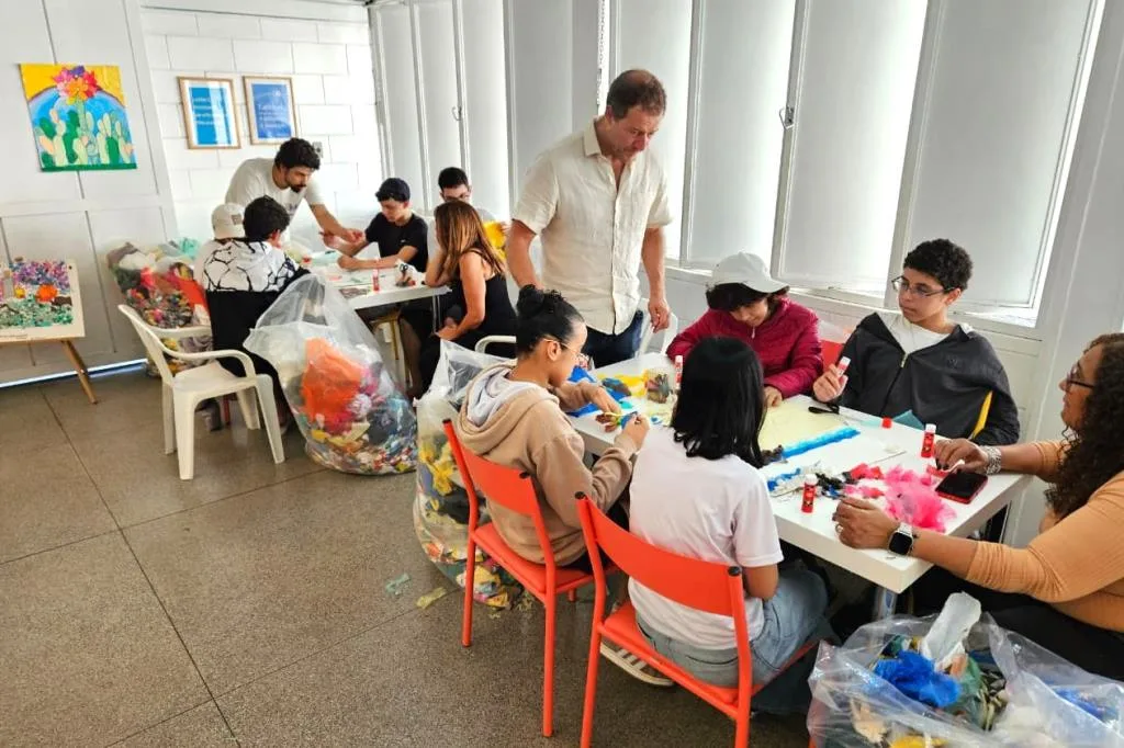 Alunos de Itatiba criam obras de arte com plástico reciclado em oficina com Eduardo Srur