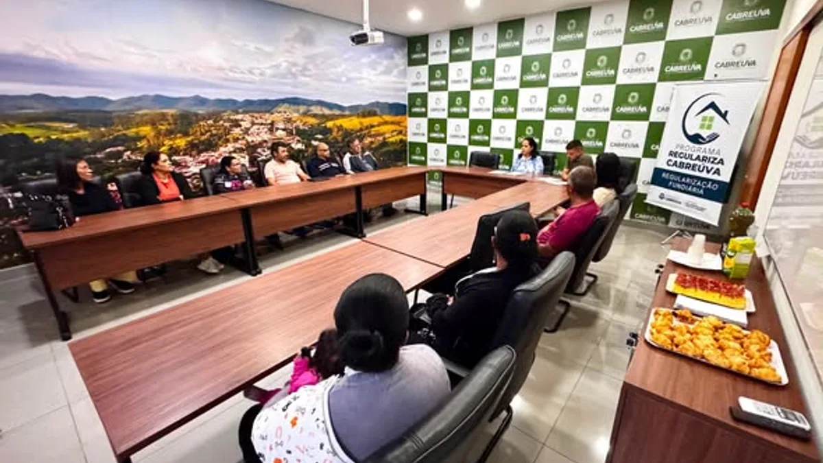 Cabreúva entrega 11 títulos de posse para famílias de dois bairros