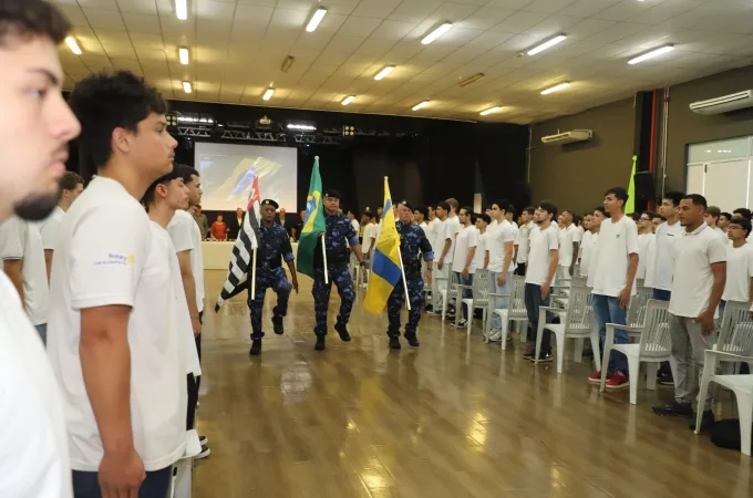 Louveira reúne mais de 300 jovens em cerimônia de Juramento à Bandeira