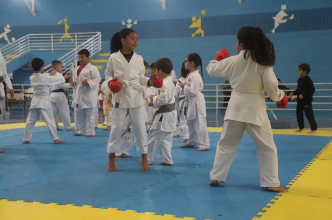 Festival de karatê reúne 130 alunos da Escola de Esportes em Louveira