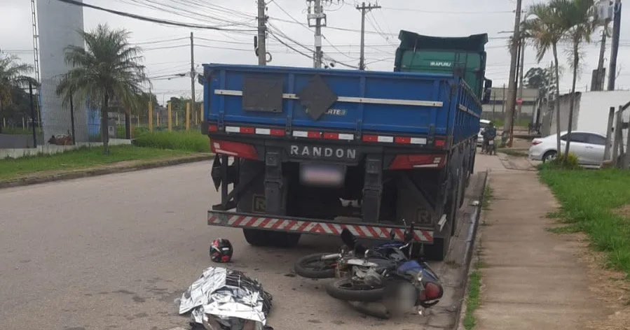 Acidente fatal: motociclista colide contra carreta parada no Jardim das Tulipas