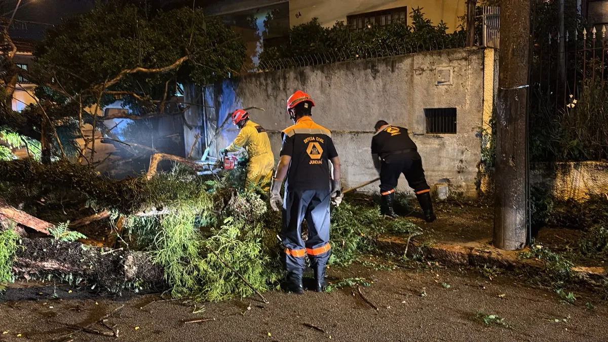 Equipes de Jundiaí trabalham na liberação de vias após chuva de domingo