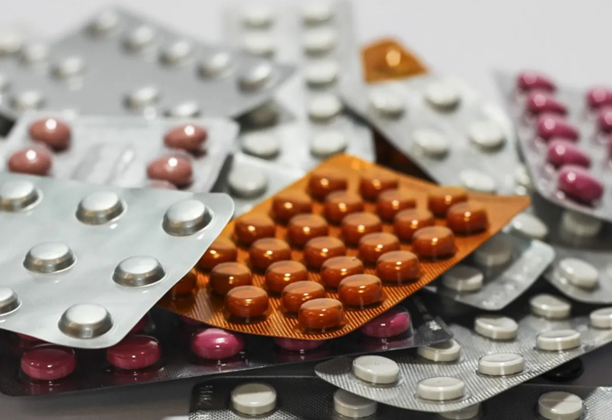 Uso de cinco ou mais remédios por idosos exige alerta e revisão médica constante
