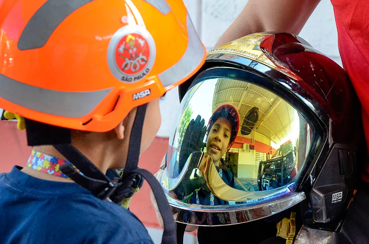 Menino de 7 anos realiza sonho de conhecer o Corpo de Bombeiros em Várzea Paulista