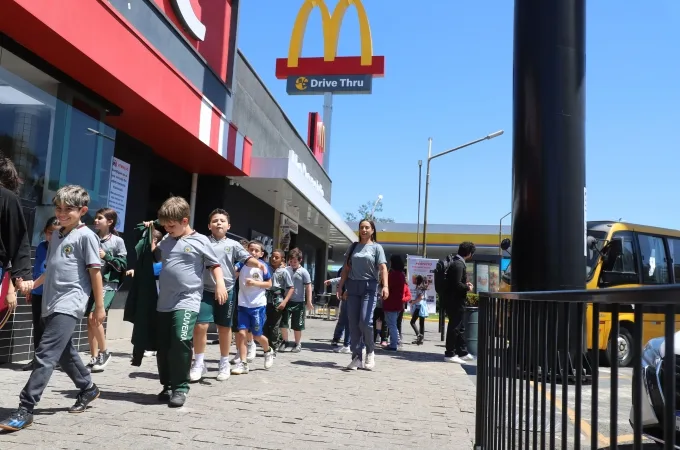 Alunos de Louveira visitam fábrica de sucos em projeto cultural