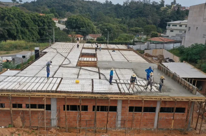 Obras da nova UBS Jardim Emília em Louveira avançam com concretagem da laje