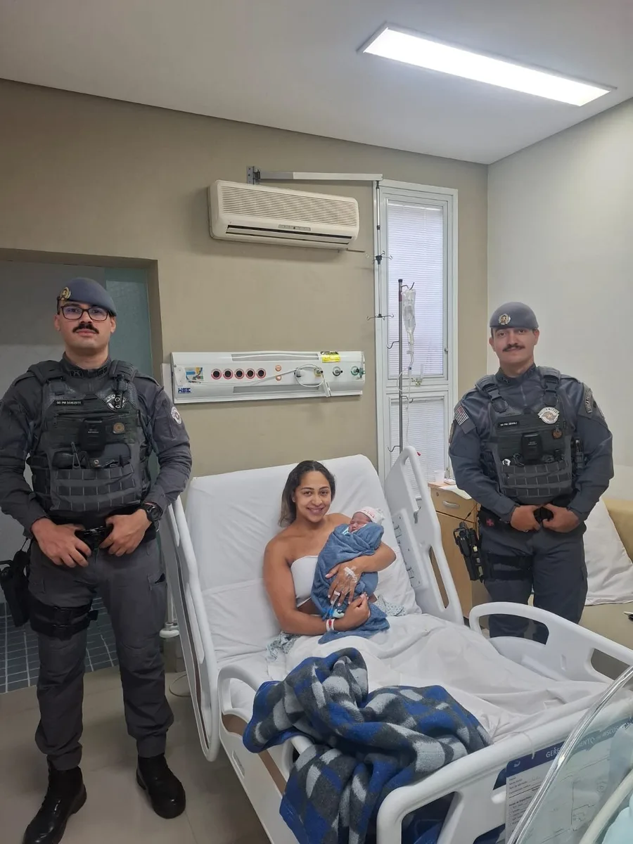 Policiais militares ajudam grávida em trabalho de parto a chegar a hospital